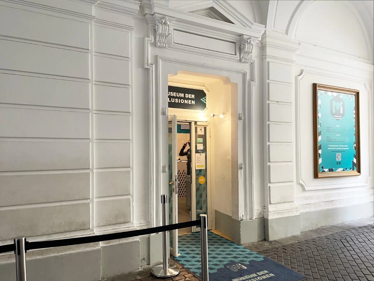 contact storefront eingang moi vienna austria 1200×900 (1)