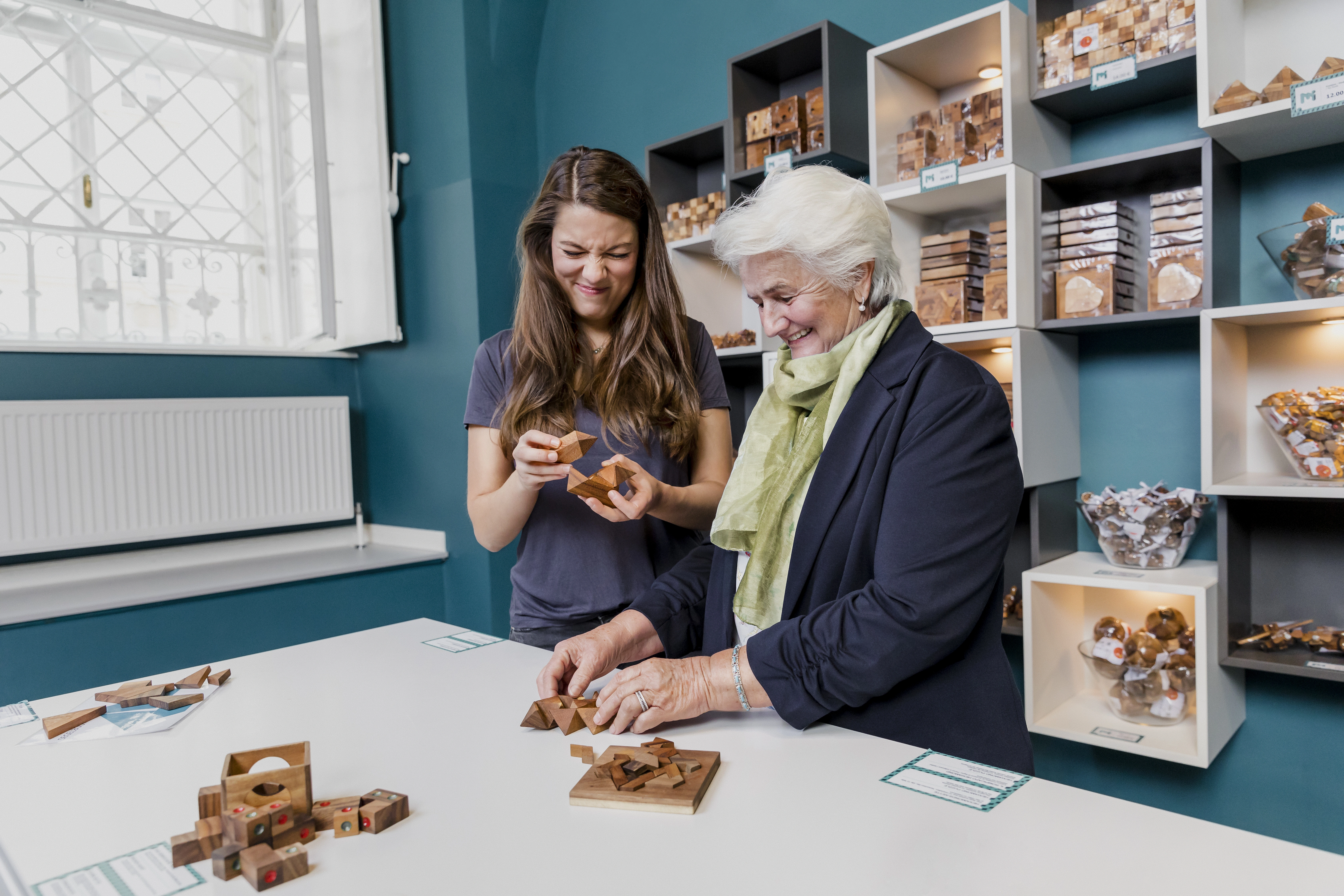 oma_familie_spielen_puzzle_illusionen